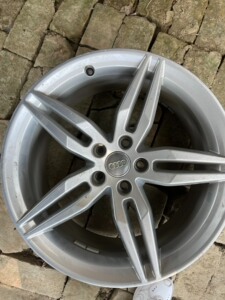 奥迪a519寸原厂改装下来的轮毂有一整套 有小瑕疵 特价处理