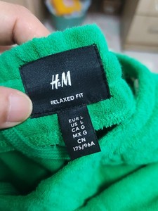 出HM品牌的绿色裤子，款式宽松，适合秋冬季节穿着，面料柔软舒