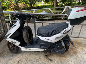 飞鹰100cc鬼火踏板摩托车