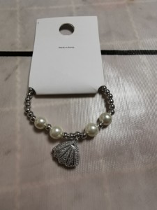 珍珠手链，这款手链是松紧绳的，两边各有两颗装饰珍珠，中间是一