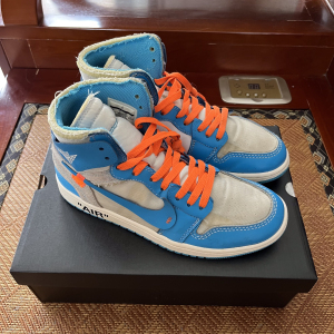 ow联名aj1北卡蓝 41码 成色很好 没有鞋盒和配件 只有