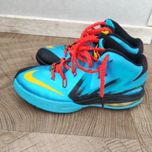 耐克詹姆斯使节6代马年限量44.5,朋友专卖店购入个人闲置