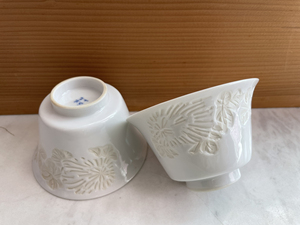 日本出石烧白色的茶具图片