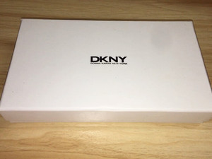 DKNY十字纹牛皮的长款钱包，除了标志有点轻微掉色，其他完好