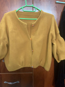 灯笼中袖毛衣外套，9成新，实物土黄色，均码，肩宽40.衣长4