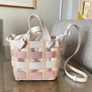 小ck镂空编织度假海边包浅粉色菜篮子