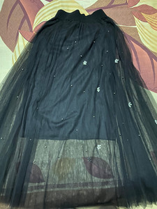 黑色沙沙半身裙，非常好看，适合四季穿。裙子上面有小珍珠做点缀