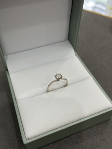 老凤祥au750钻戒