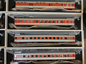 n27 火车模型,红色折页门25g 100%全新,无上轨无试