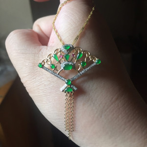 18k群镶翡翠吊坠