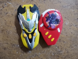 数码游戏机,好多年前的的,一个机甲旋风,一个赛尔号(一个12