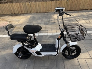 二手小刀电动车,9新车,白色颜色大气好看,车架子结实,稳,带