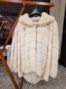 名人皮草女士貂皮大衣白色戴帽外套 3000元出