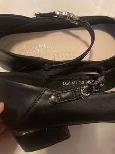 卡伊曼原价369的鞋子 在商场里面买的  以前做柜姐的时候买