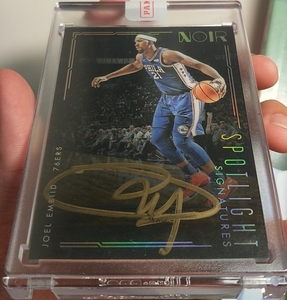 帕尼尼球星卡 大帝恩比德 聚光灯签字  noir系列  原封