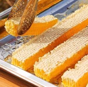 封盖原切蜂巢蜜，成熟蜂蜜，食品级塑料盒包装一盒包邮，刚割下来