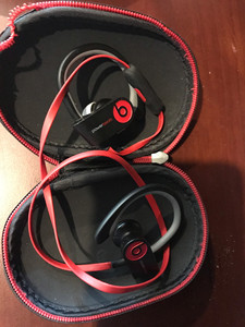 第一代 beats无线蓝牙耳机. 黑红配色.