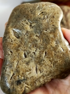 黑龙江冰花玛瑙,手玩,手把件,北红玛瑙,208克.水冲原石.