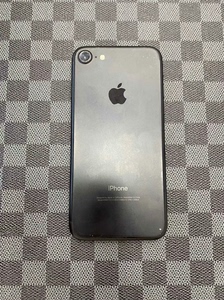 出自己用的苹果7 iPhone7 32g黑色的 ，国行卡贴机