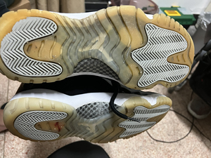 aj11黑银大魔王穿一年了 伊拉克成色 鞋盒干洗时候掉了介意