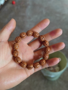 野生毛桃核手串,纹路深,油性好,上色快盘出来红润,肚1.3