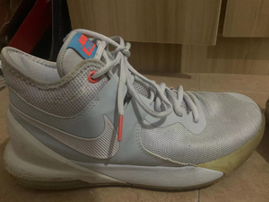 耐克气垫休闲鞋,40码,水晶底氧化,鞋子很新没有磨损,二手物