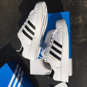 阿迪达斯adidas贝壳头 四叶草