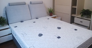 斯可馨布艺床1.5＊2米+爱库公主床垫+两个床头柜，购于浦东