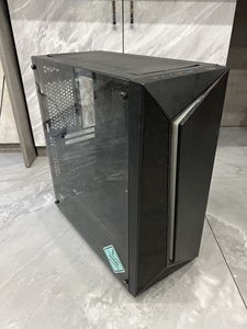 乔思伯t03机箱,成色如图,侧面是玻璃,背板螺丝处有几处凹陷