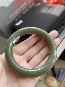 【秒】新疆和田玉沙枣青青梅色手镯,5877圈口,最近大火的色系