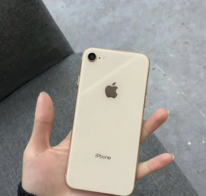 美女一手机,苹果8代金色,64g双网通,指纹拍照功能正常,成