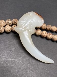 精美和田玉狼牙挂件!雕刻精美!玉质细腻油润!包浆醇厚!天然皮