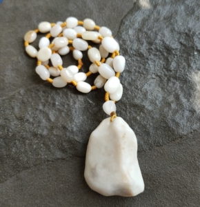 新疆哈密地表蛋白石项链男新款天然玉石挂件毛衣链女原石吊坠