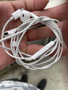 转卖苹果11自带的扁头耳机一个,没怎么用过,由于更换蓝牙耳机