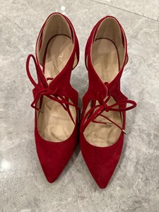 Venilla Suite绑带红色高跟鞋，鞋跟8cm左右，全