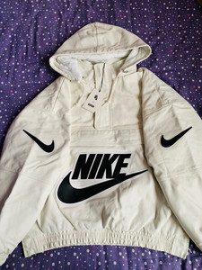 耐克联名 supreme皮衣,衣服很厚,做工很好.全新带吊牌