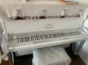 海伦罗曼白色透明立式水晶钢琴