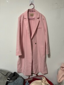 衣香丽影粉色西装外套，浅浅的樱花粉，特别好看，正肩款式，几乎