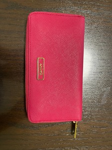 DKNY粉红色牛皮十字纹拉链开口长款钱包，七成新，喜欢的朋友