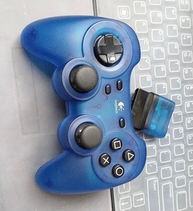 ps2 无线手柄 罗技无线ps2手柄 蓝色磨砂透明外观漂亮