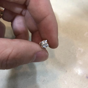 卡地亚牛头款钻石耳钉,18k金