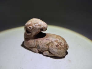 汉代古玉老玉羊,生坑皮壳没有清理盘玩保留了原始的状态.尺寸长