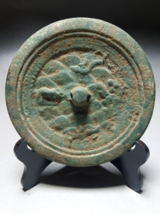辽金时期犀牛望月铜镜,直径14厘米,厚差不多一厘米,非常厚重