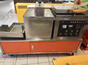 现烤鱼片机器，烘烤，压松，拉丝三功能机器，可以烤制鱿鱼丝，鱼