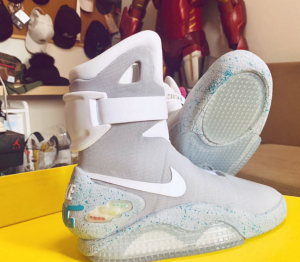 回到未来nike鞋自动系鞋带