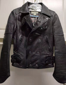 女款黑色巴宝莉翻领(可立领)斜拉链机车服式羊皮衣.皮质厚实柔