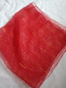 一条红色带金线老式纱巾,规格737273厘米.9.5新,有推丝