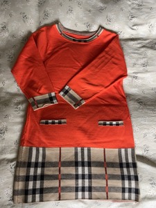 桔红色拼接设计针织毛衣裙。长度不过膝盖。中袖。M码。