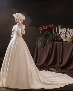 名澜同款缎面婚纱，象牙白的颜色，拖尾80cm，一字肩特别好看