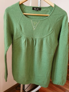 靓妞羊绒衫，绿色带类似钻的镶嵌物，有点水袖的感觉，很洋气。